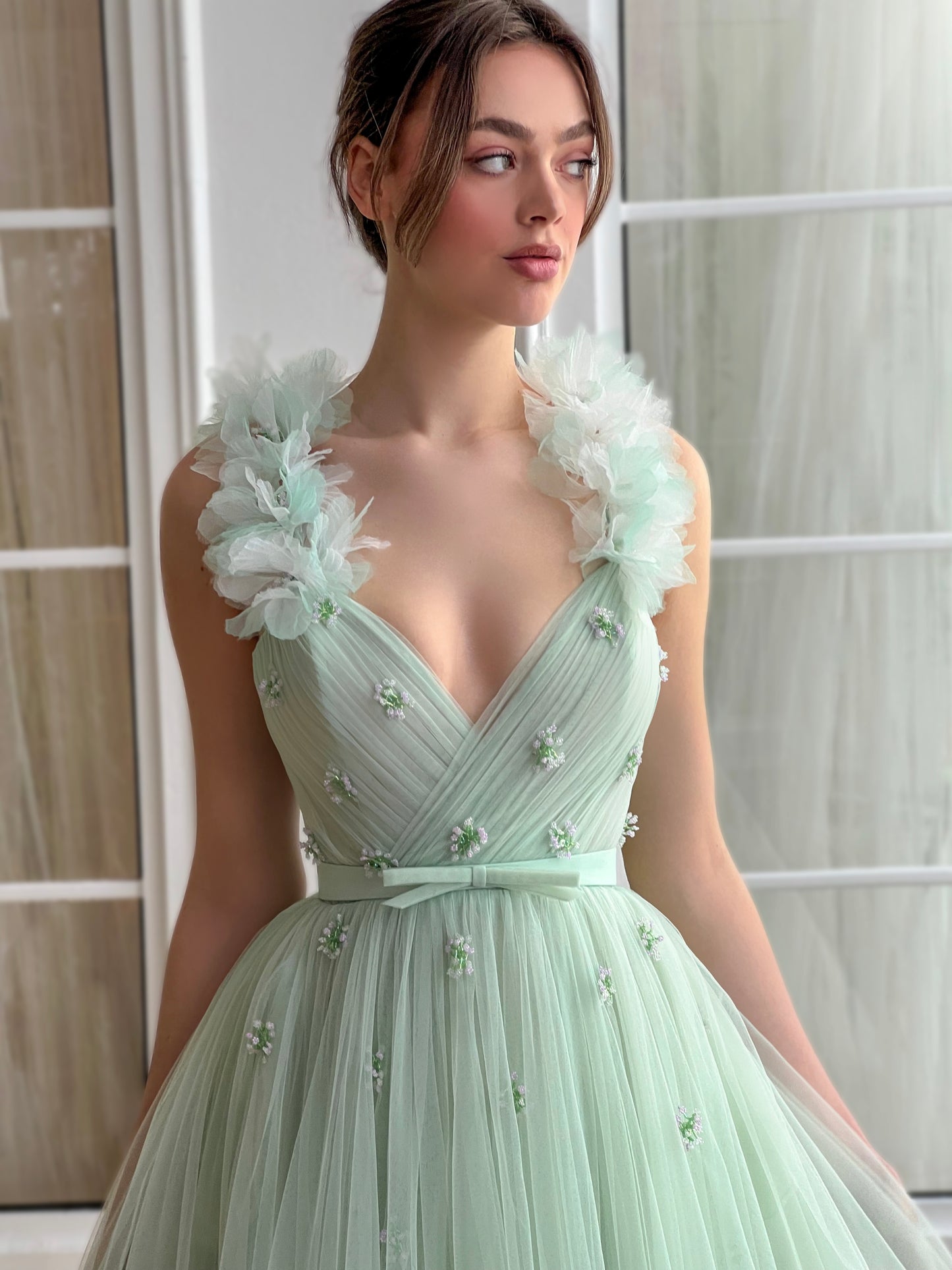 Green midi dress with straps and embroidered flowers
