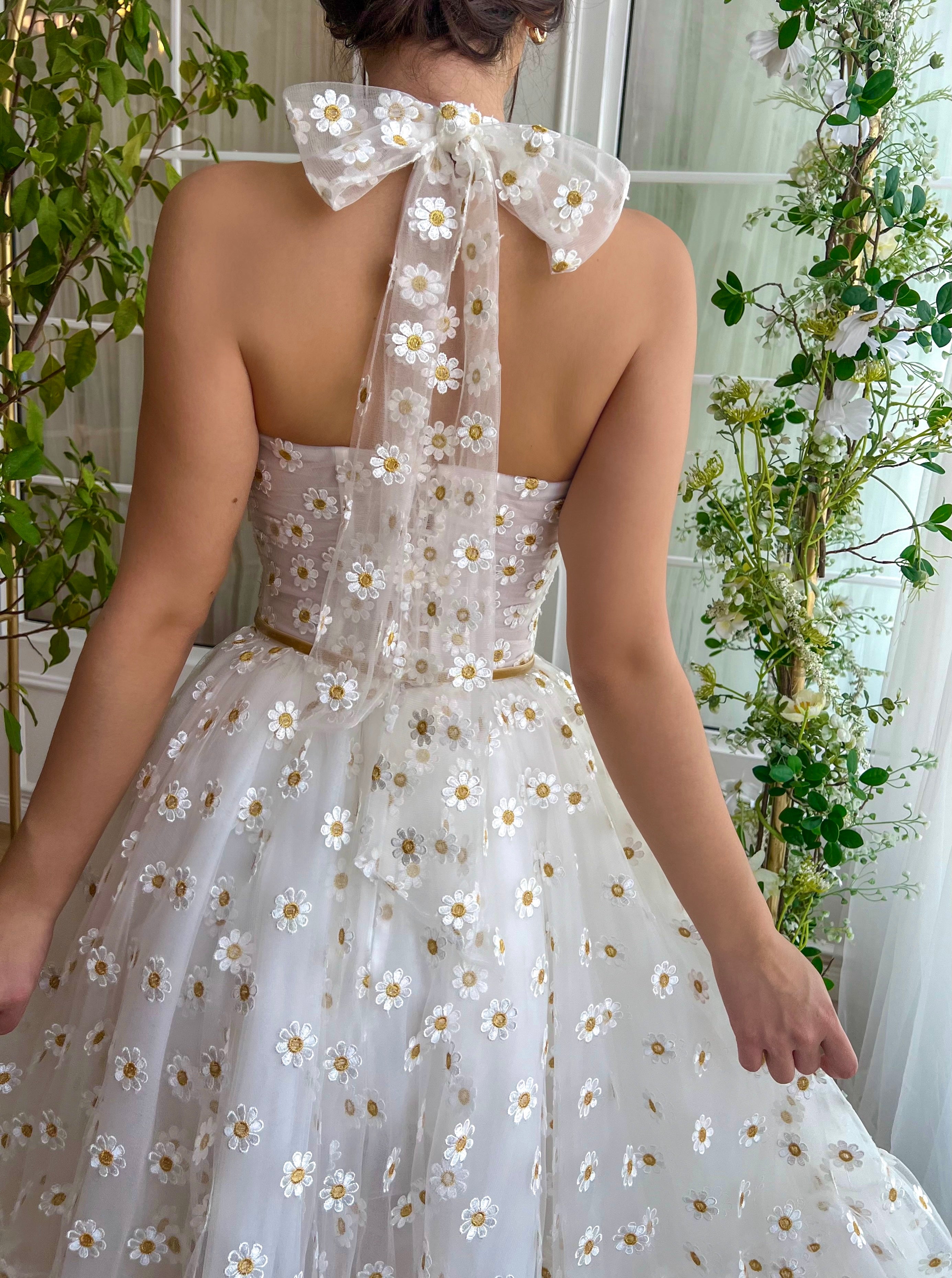 White midi dress with straps and daisies