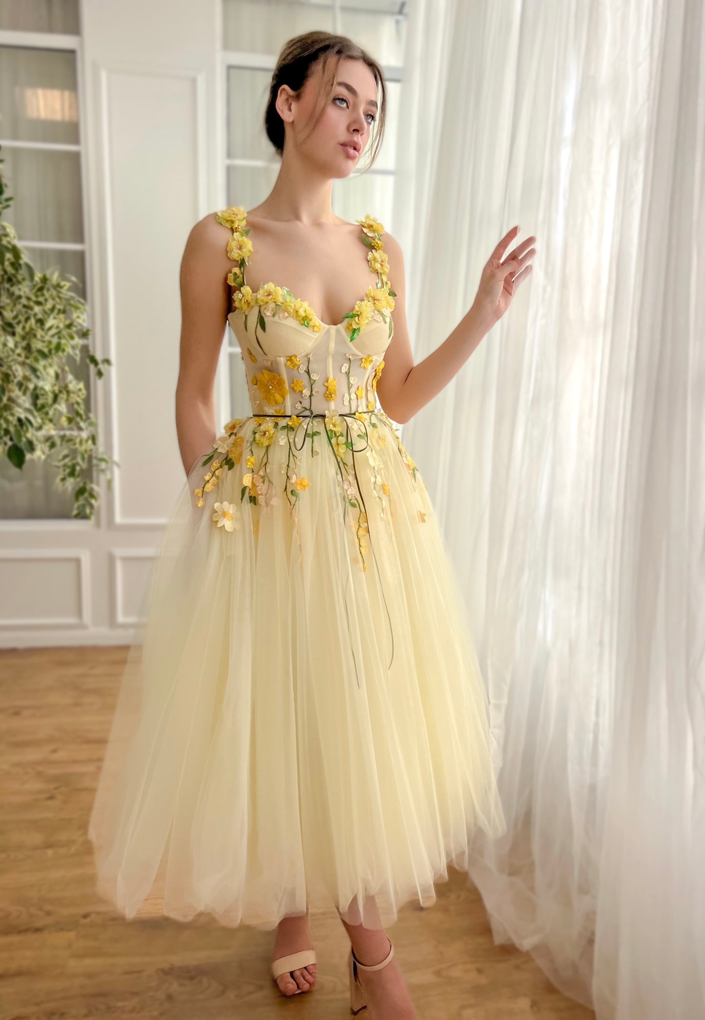 Yellow midi dress with straps and embroidered flowers