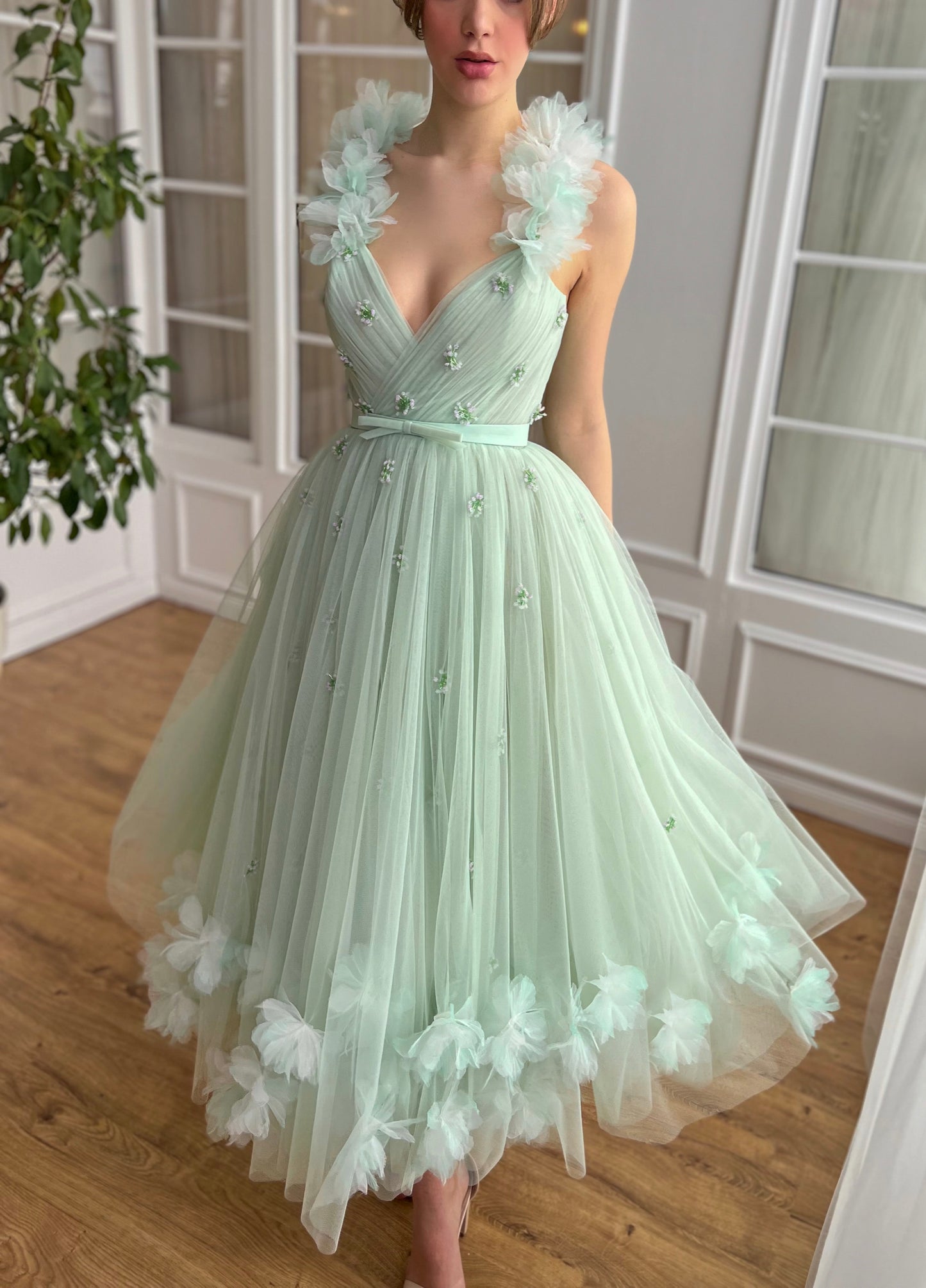 Green midi dress with straps and embroidered flowers