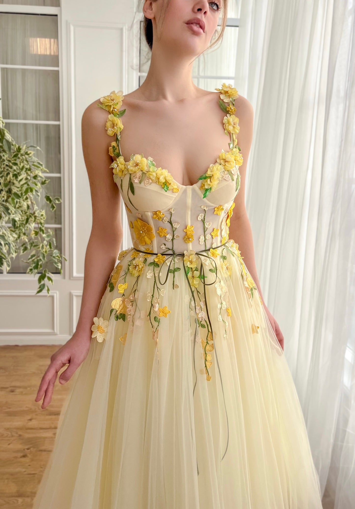 Yellow midi dress with straps and embroidered flowers
