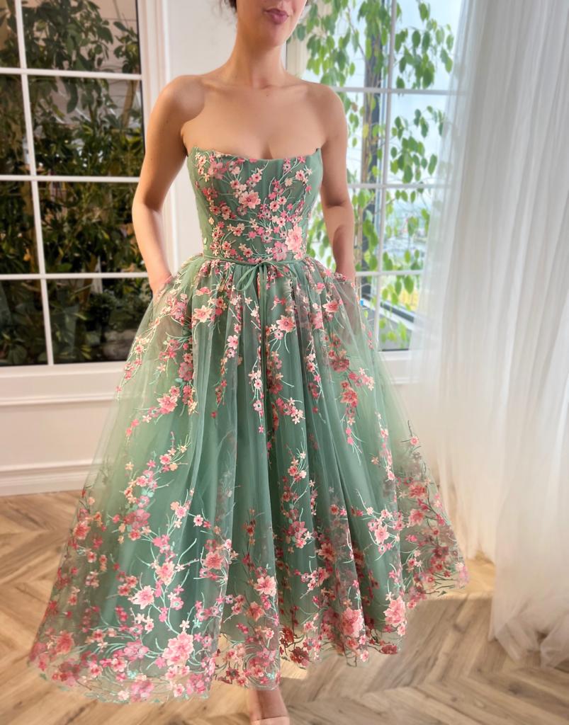 Green midi dress with no sleeves and embroidery