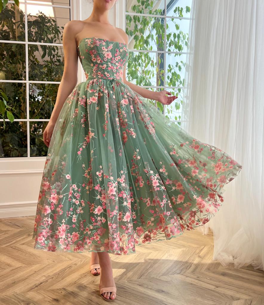 Green midi dress with no sleeves and embroidery