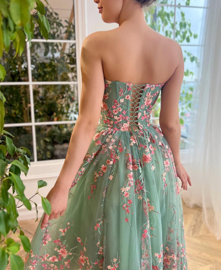 Green midi dress with no sleeves and embroidery