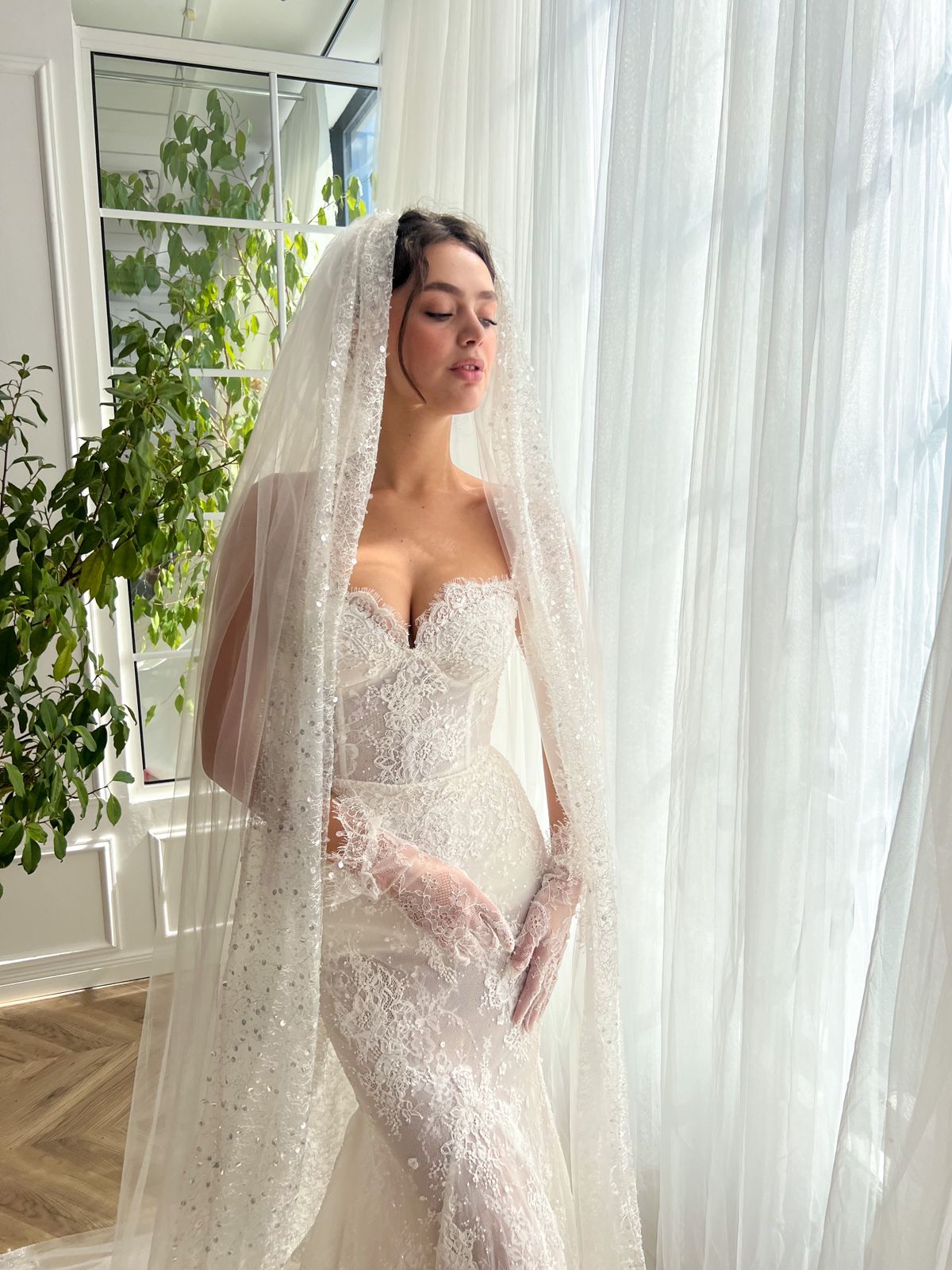White mermaid bridal dress with veil, gloves and embroidery