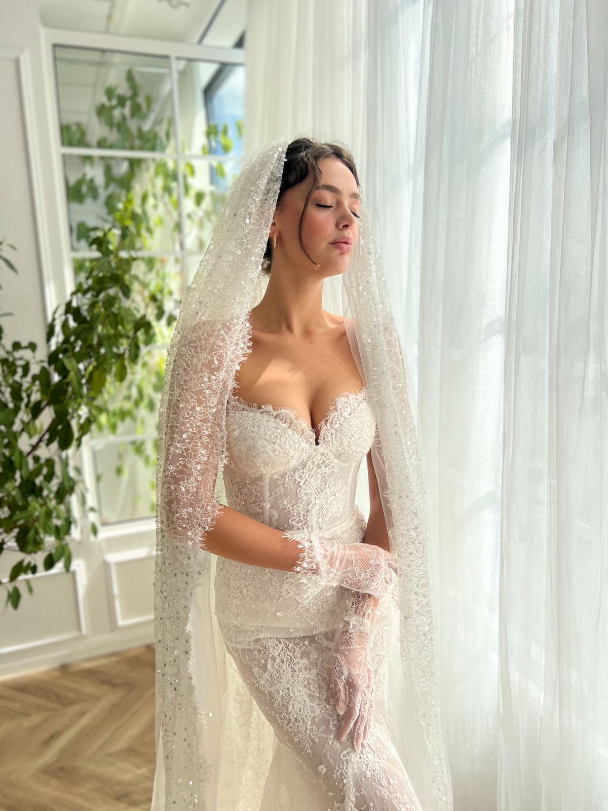 White mermaid bridal dress with veil, gloves and embroidery