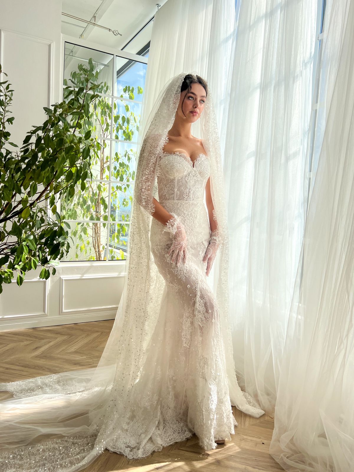 White mermaid bridal dress with veil, gloves and embroidery