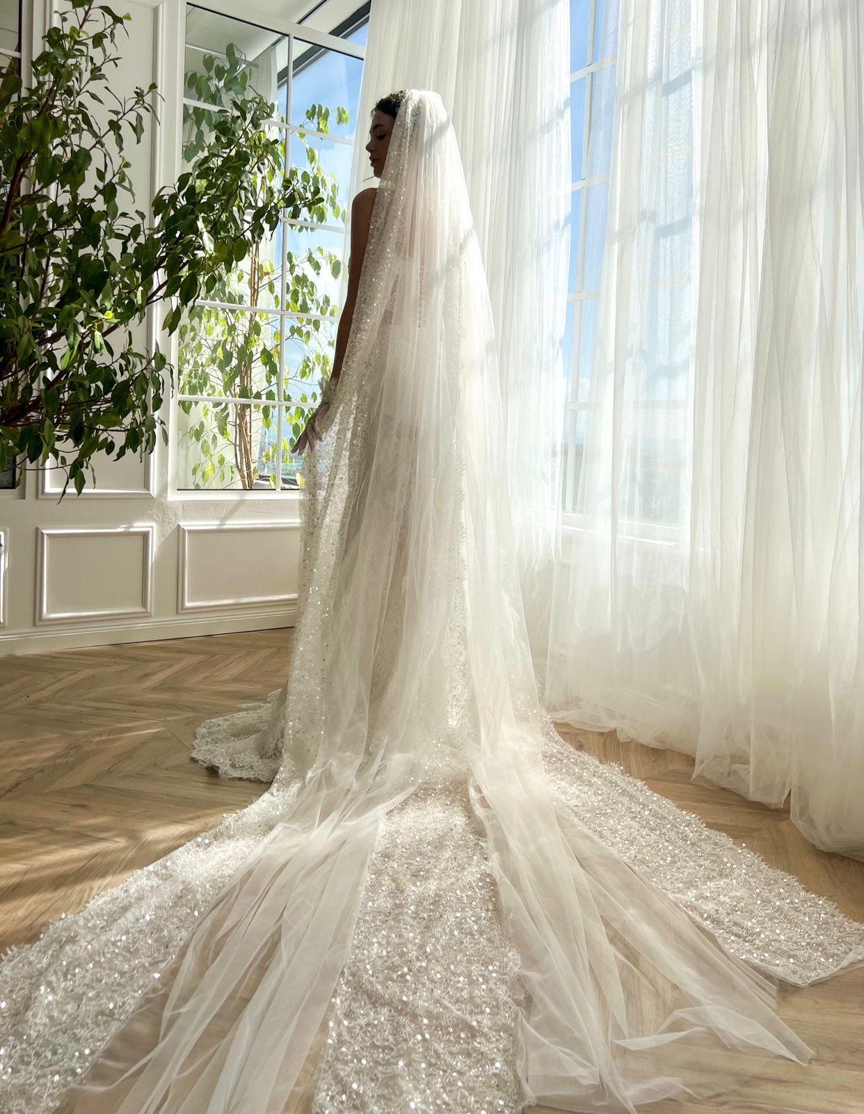 White mermaid bridal dress with veil, gloves and embroidery