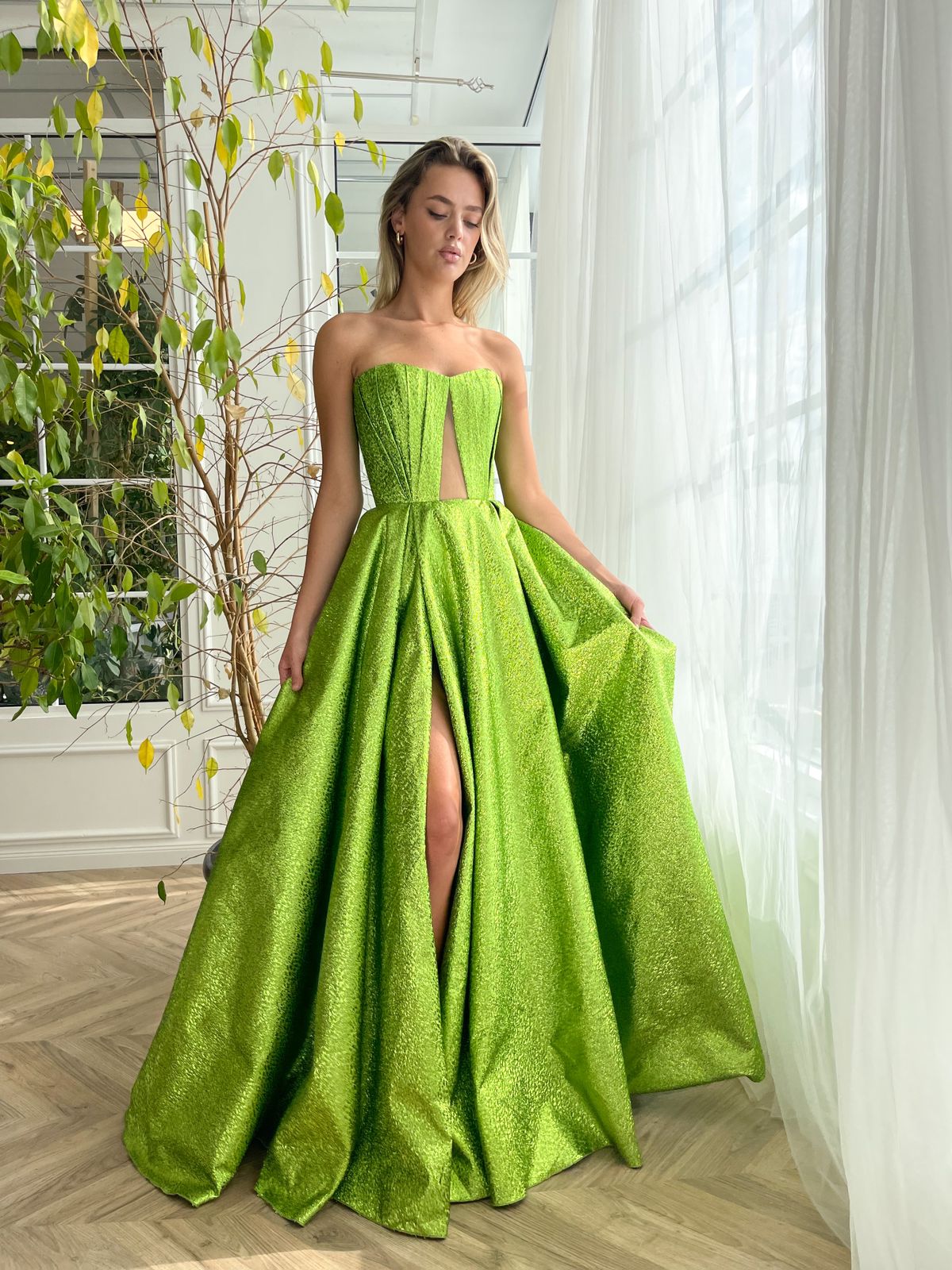 Green A-Line dress with no sleeves and shiny fabric