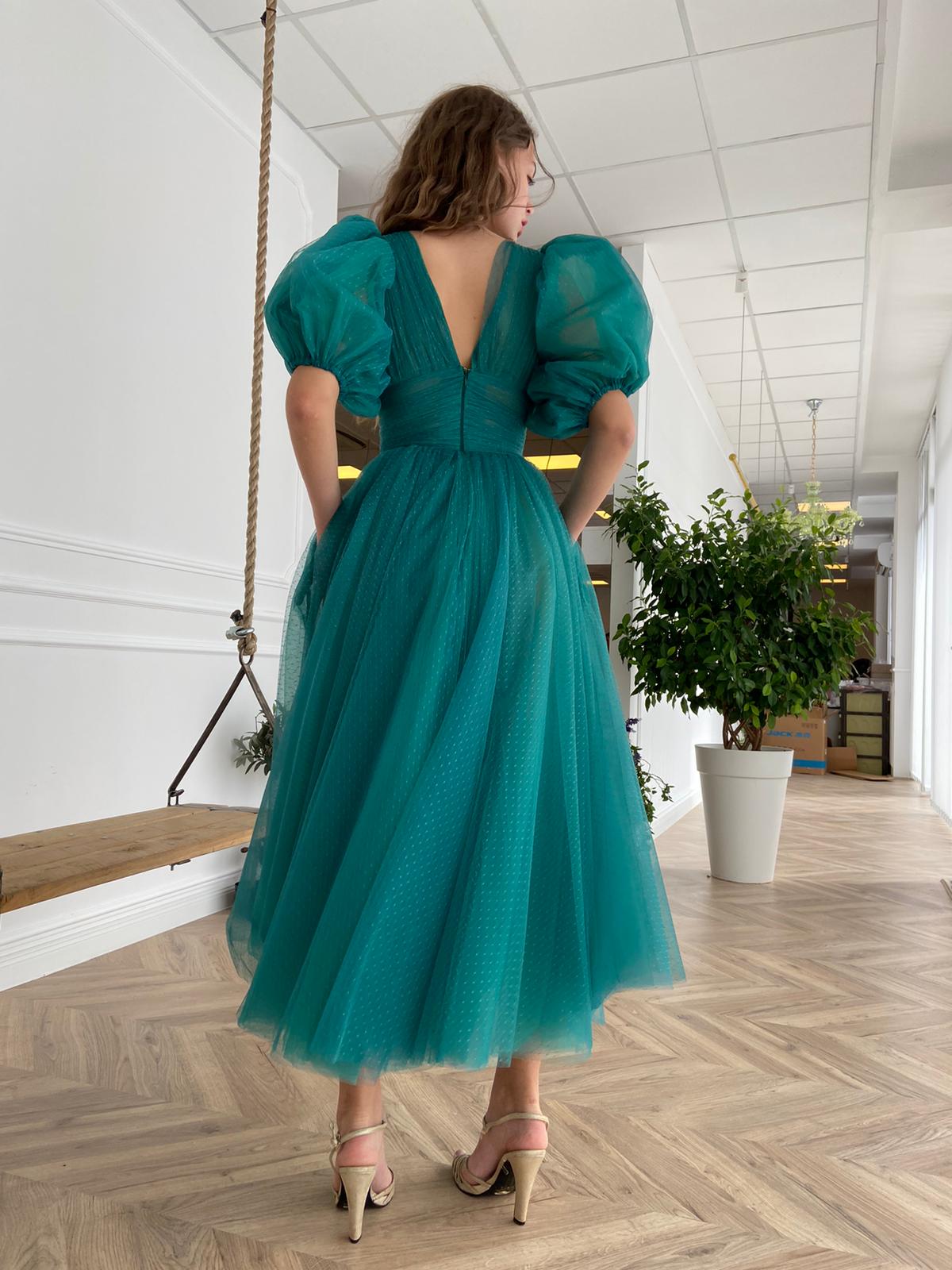 Green midi dress with v-neck and short sleeves