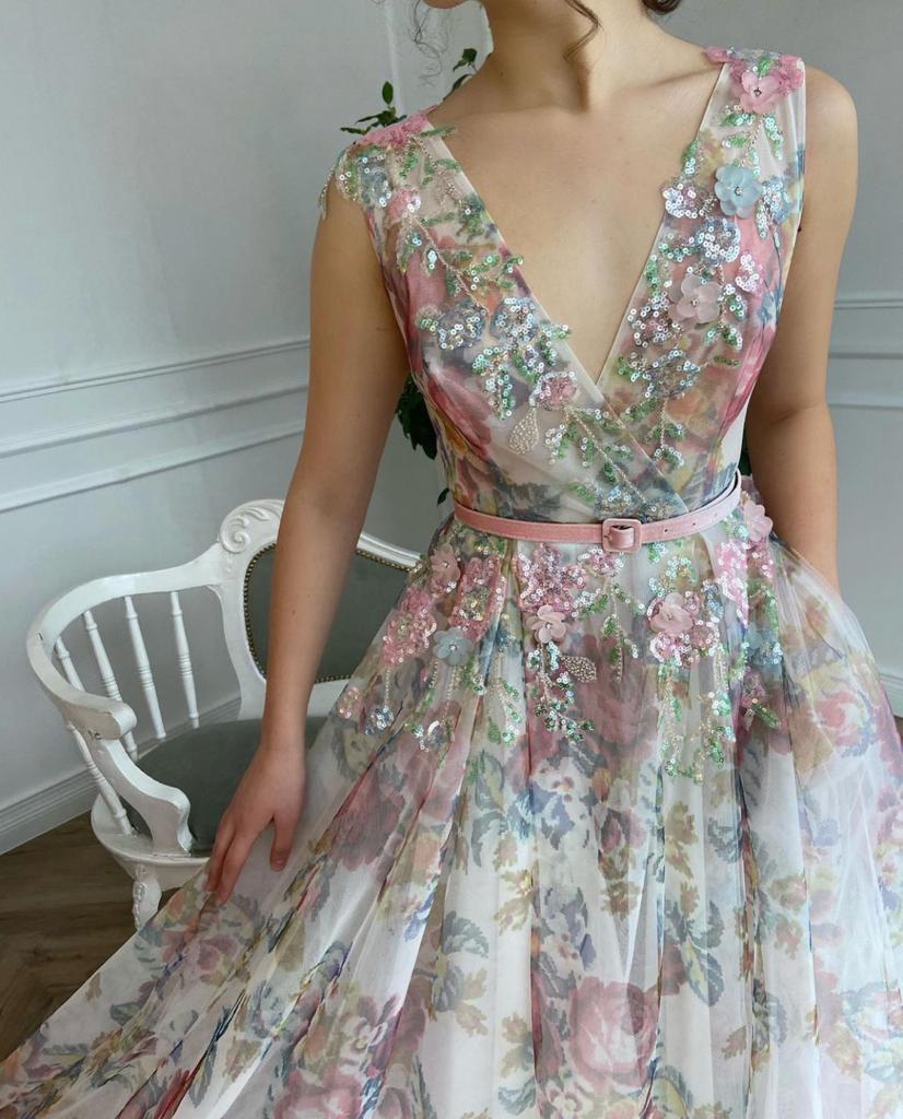 Colorful A-Line dress with no sleeves, v-neck, embroidery and belt