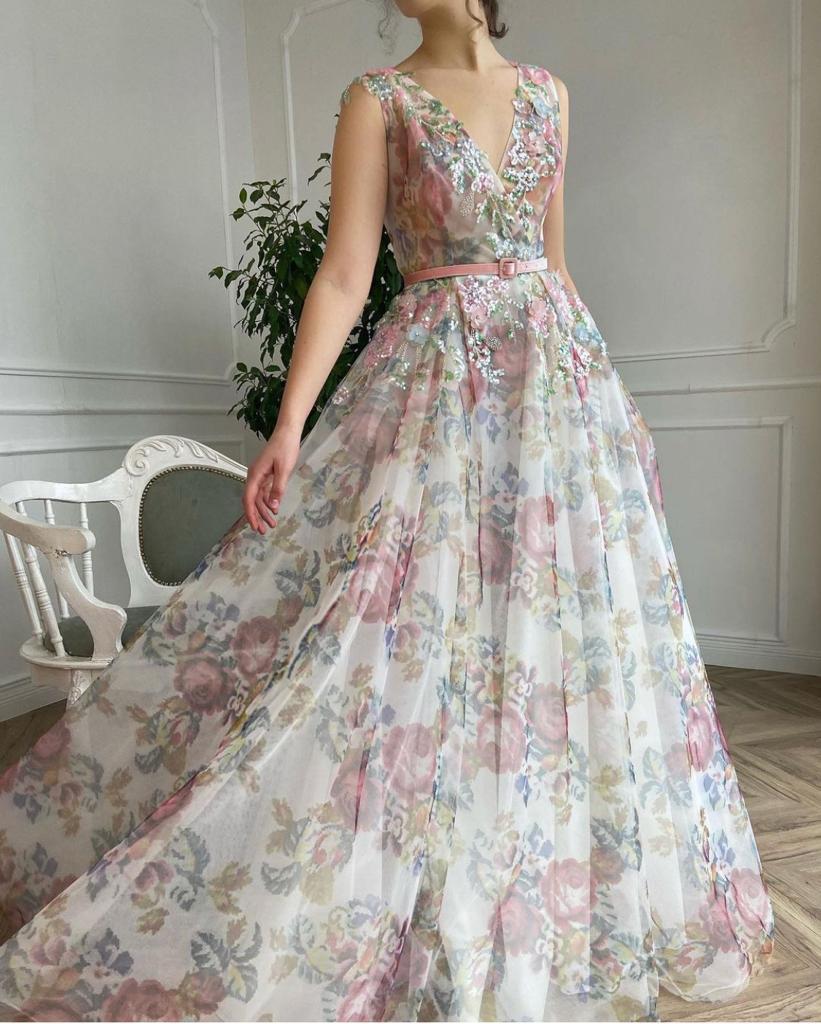 Colorful A-Line dress with no sleeves, v-neck, embroidery and belt