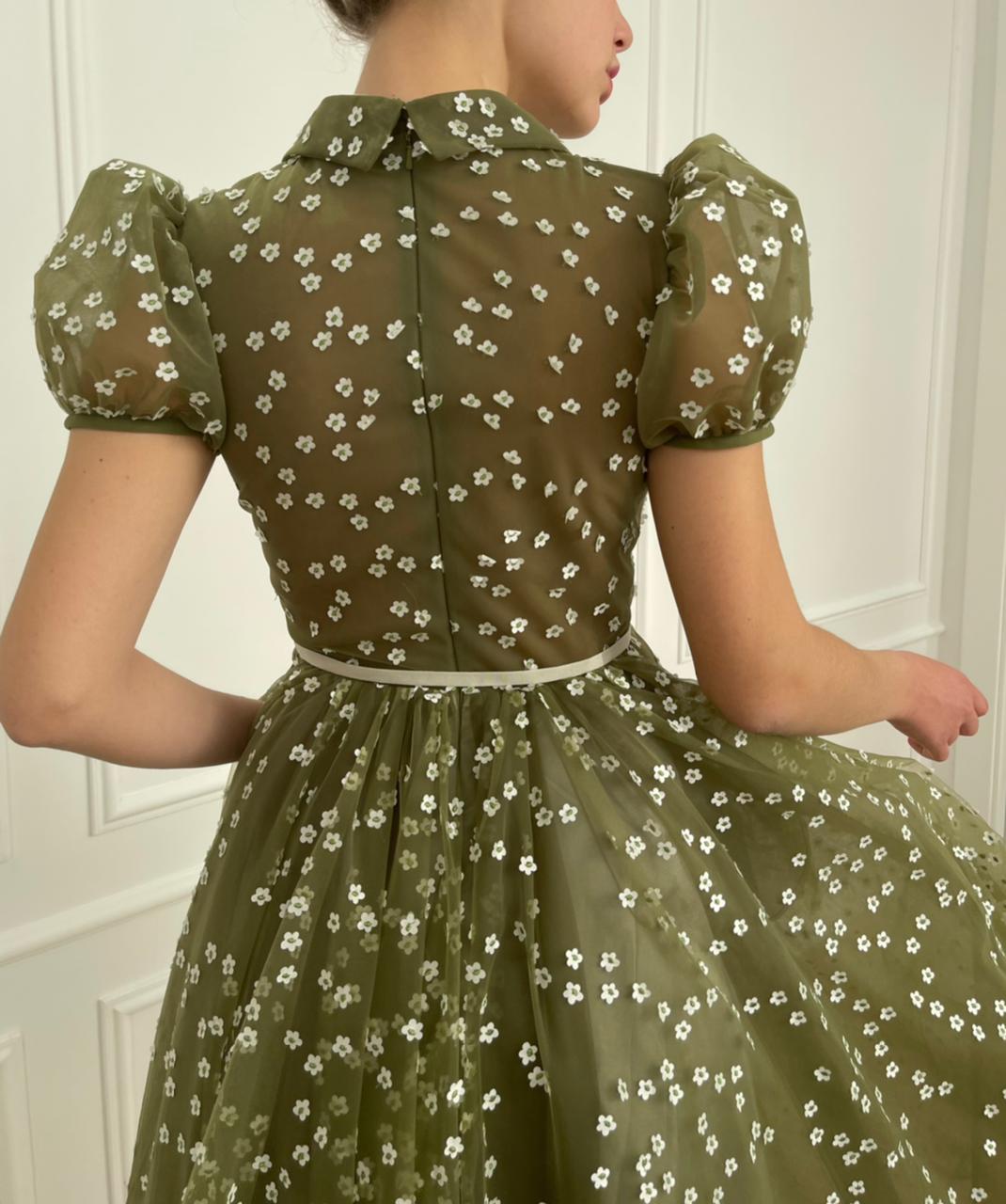 Green midi dress with short sleeves and daisies