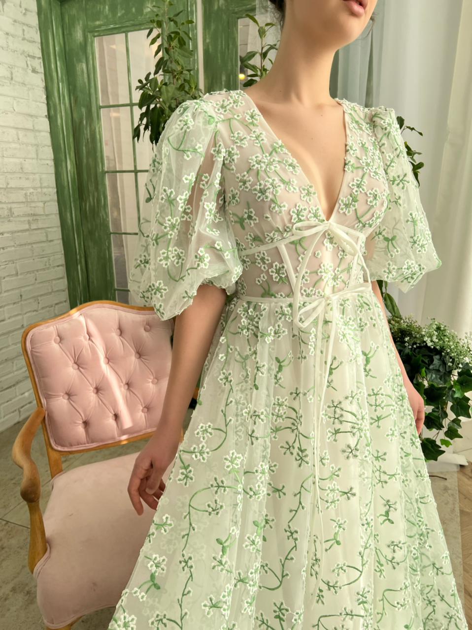 White and green midi dress with short sleeves, daisies and v-neck