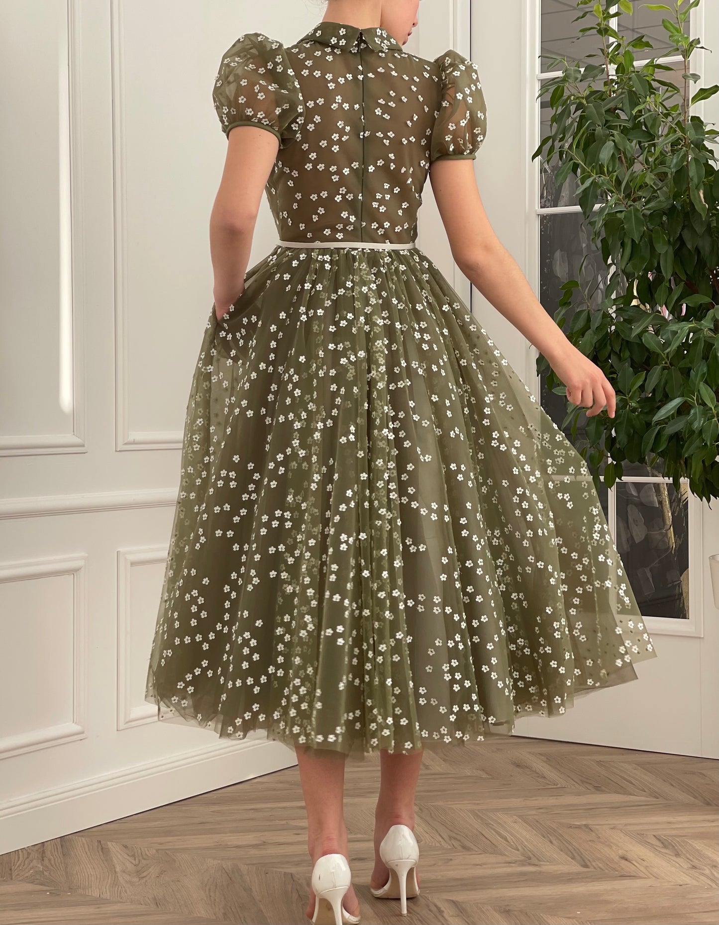 Green midi dress with short sleeves and daisies