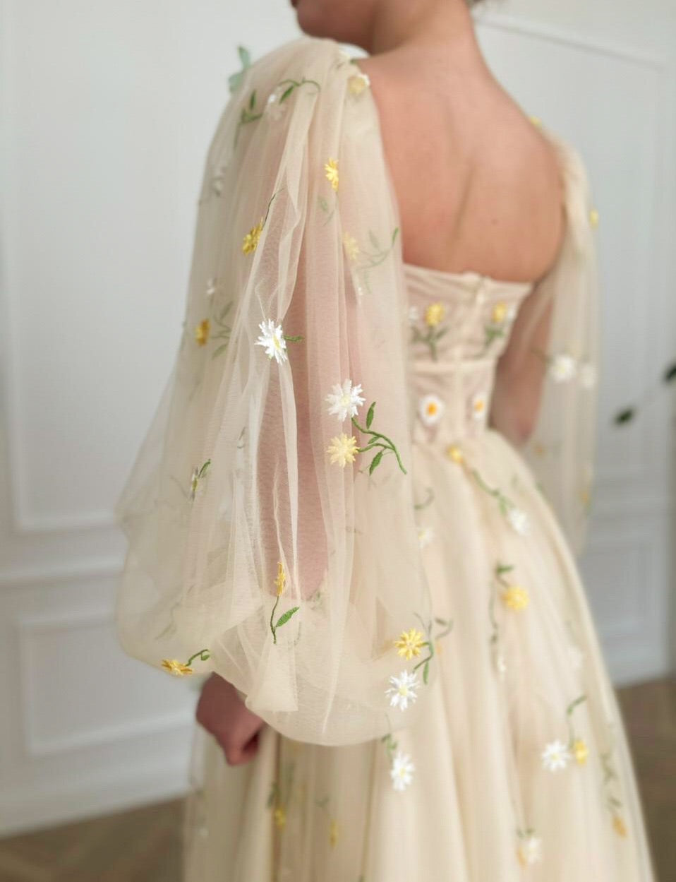 Beige midi dress with long sleeves and flowers