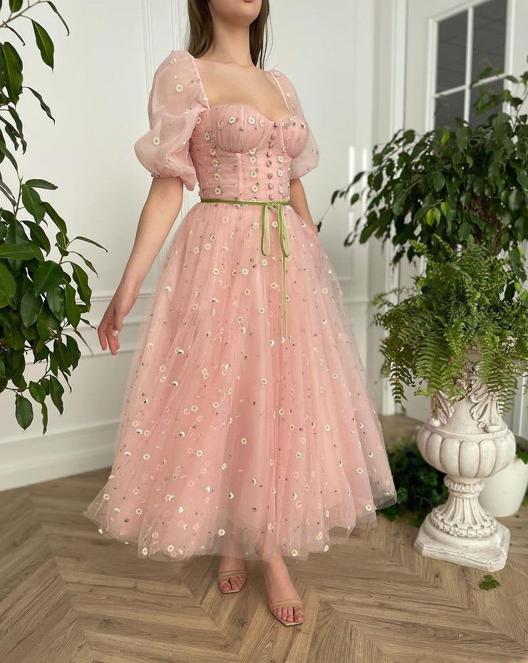 Pink midi dress with daisies and short sleeves