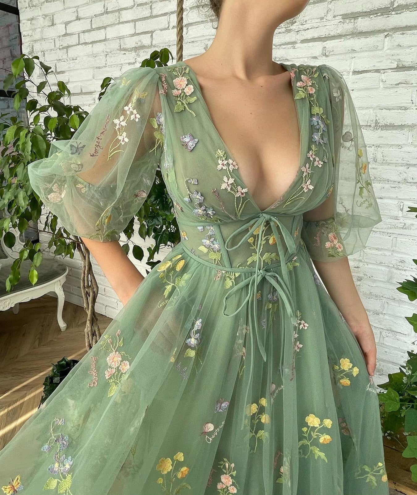 Green midi dress with short sleeves, flowers and v-neck