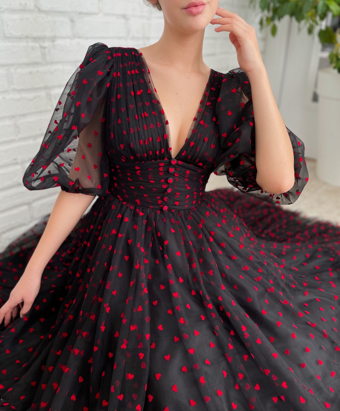 Black midi dress with v-neck, short sleeves and hearty fabric