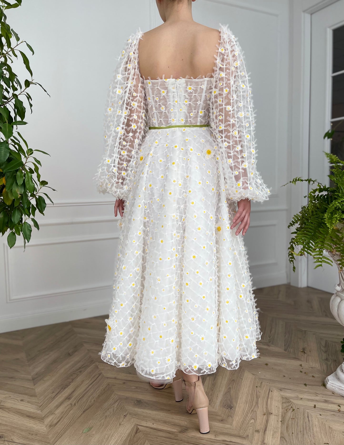 Midi white bridal dress with daisies, short sleeves and embroidered flowers