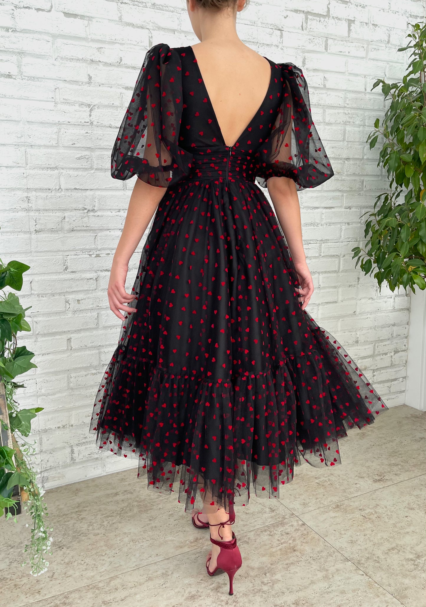 Black midi dress with v-neck, short sleeves and hearty fabric