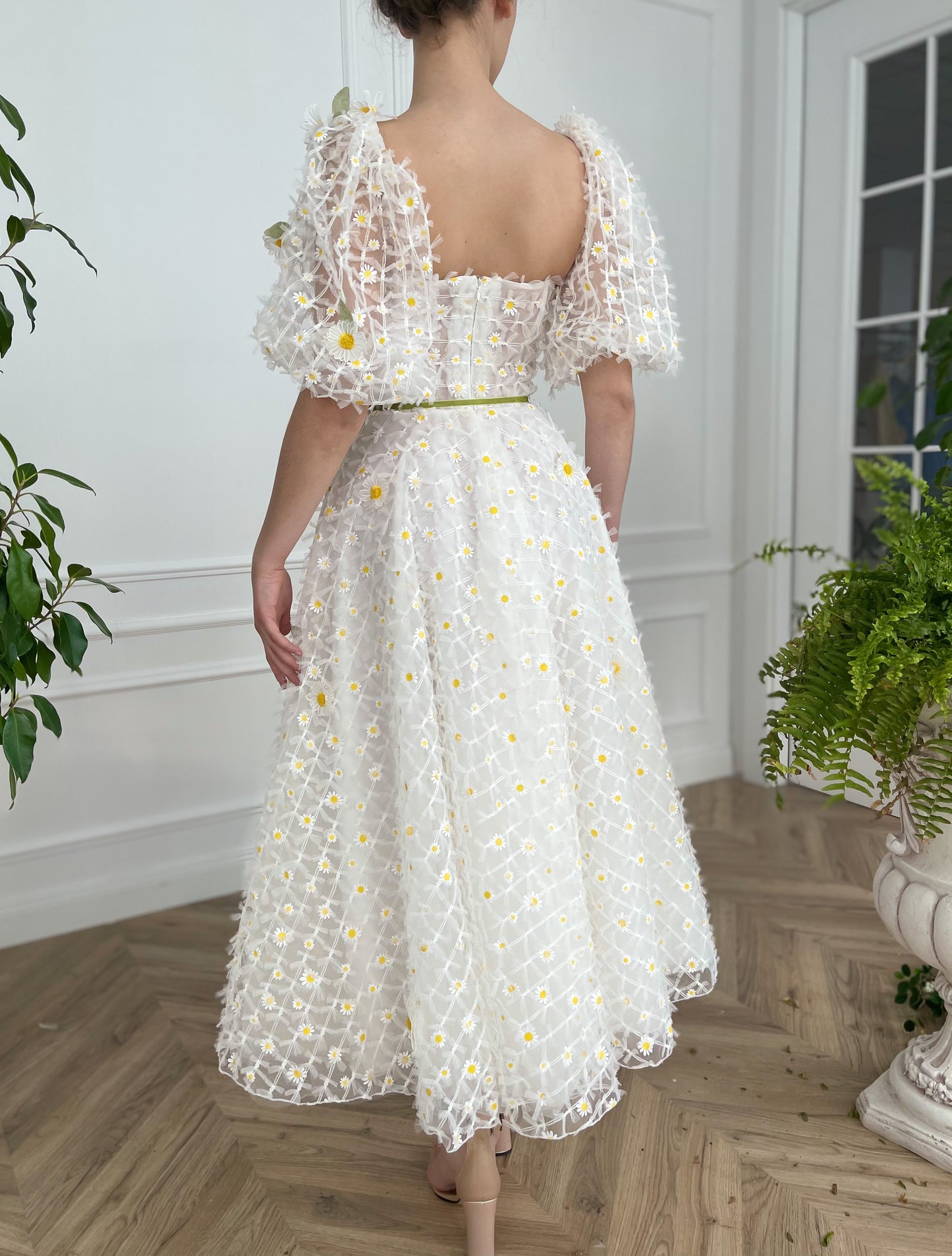 Midi white bridal dress with daisies, short sleeves and embroidered flowers