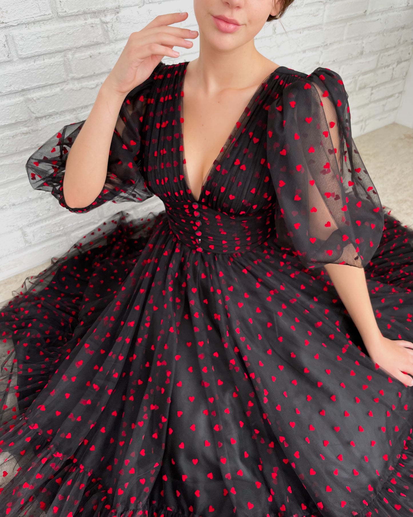 Black midi dress with v-neck, short sleeves and hearty fabric