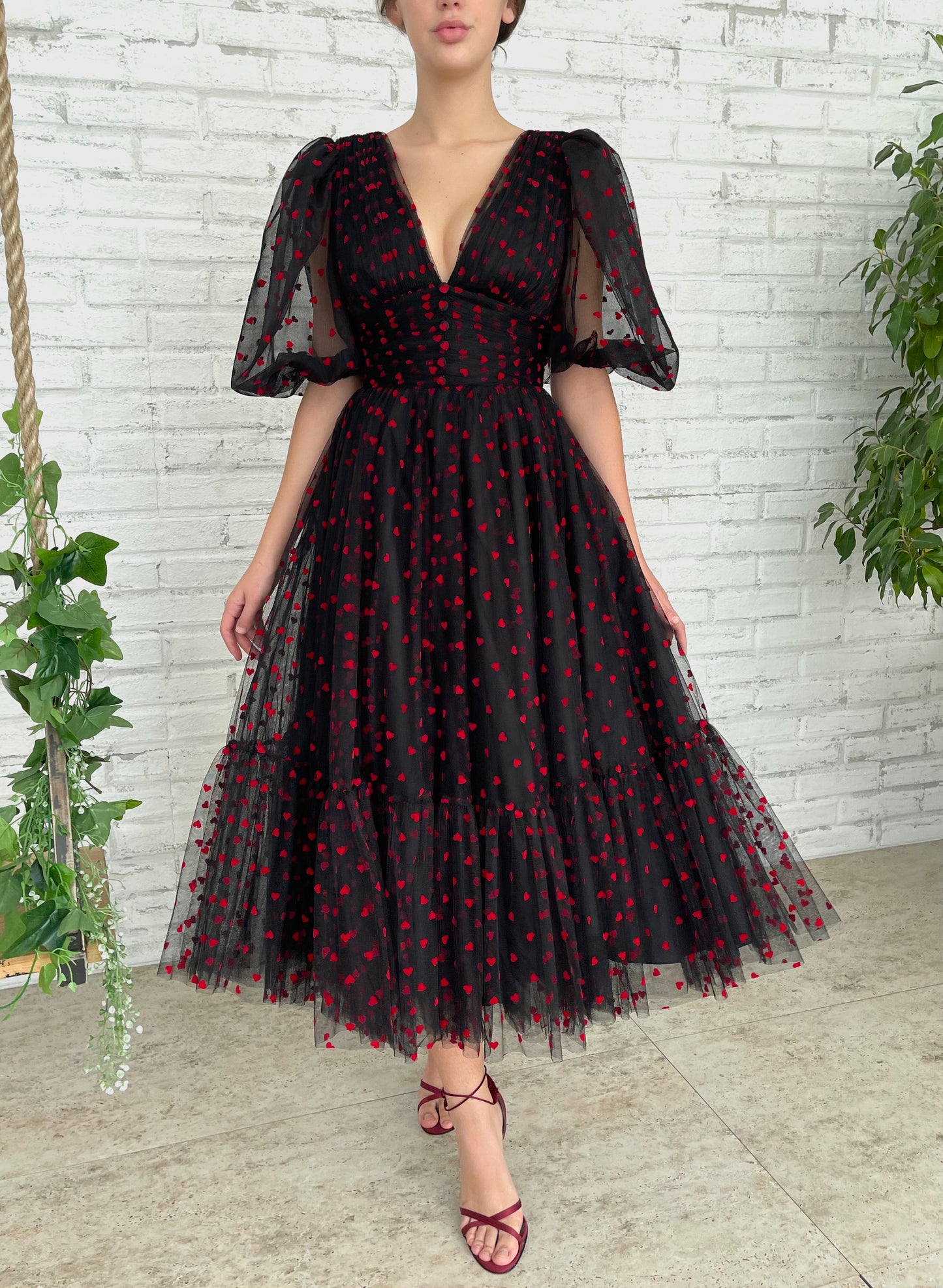 Black midi dress with v-neck, short sleeves and hearty fabric