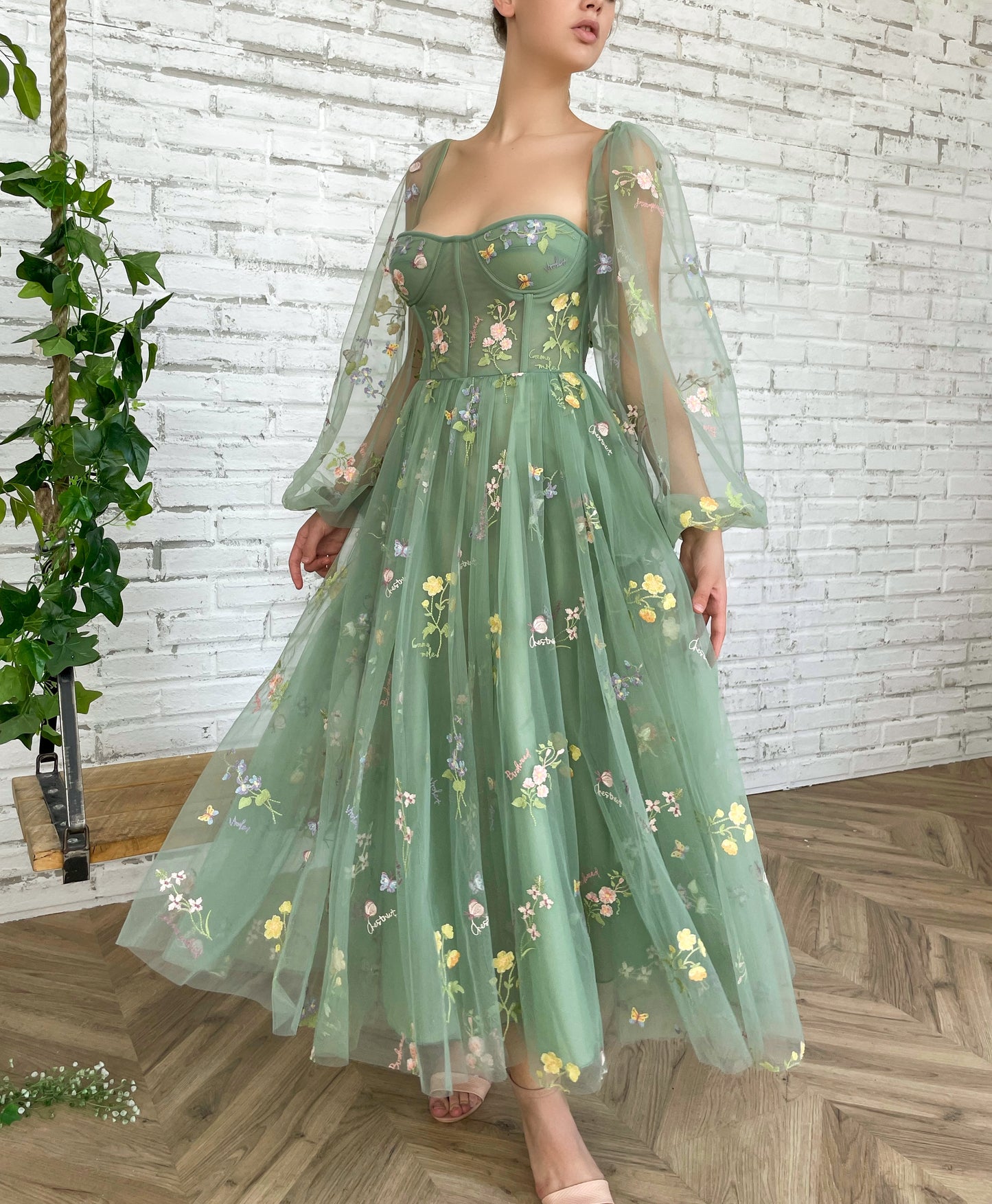 Green midi dress with long sleeves and flowers