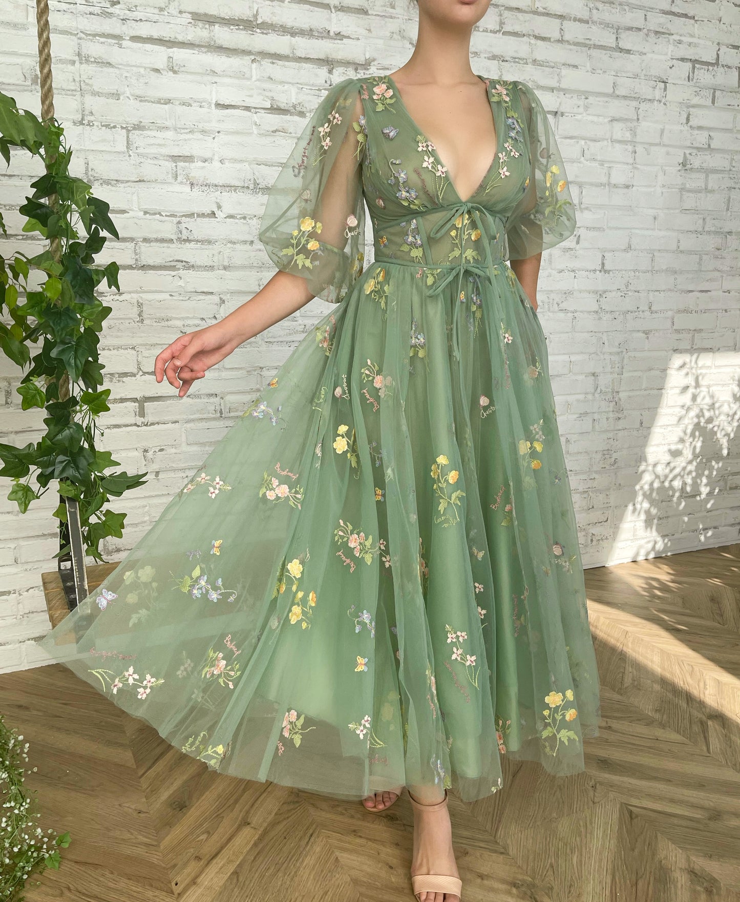 Green midi dress with short sleeves, flowers and v-neck