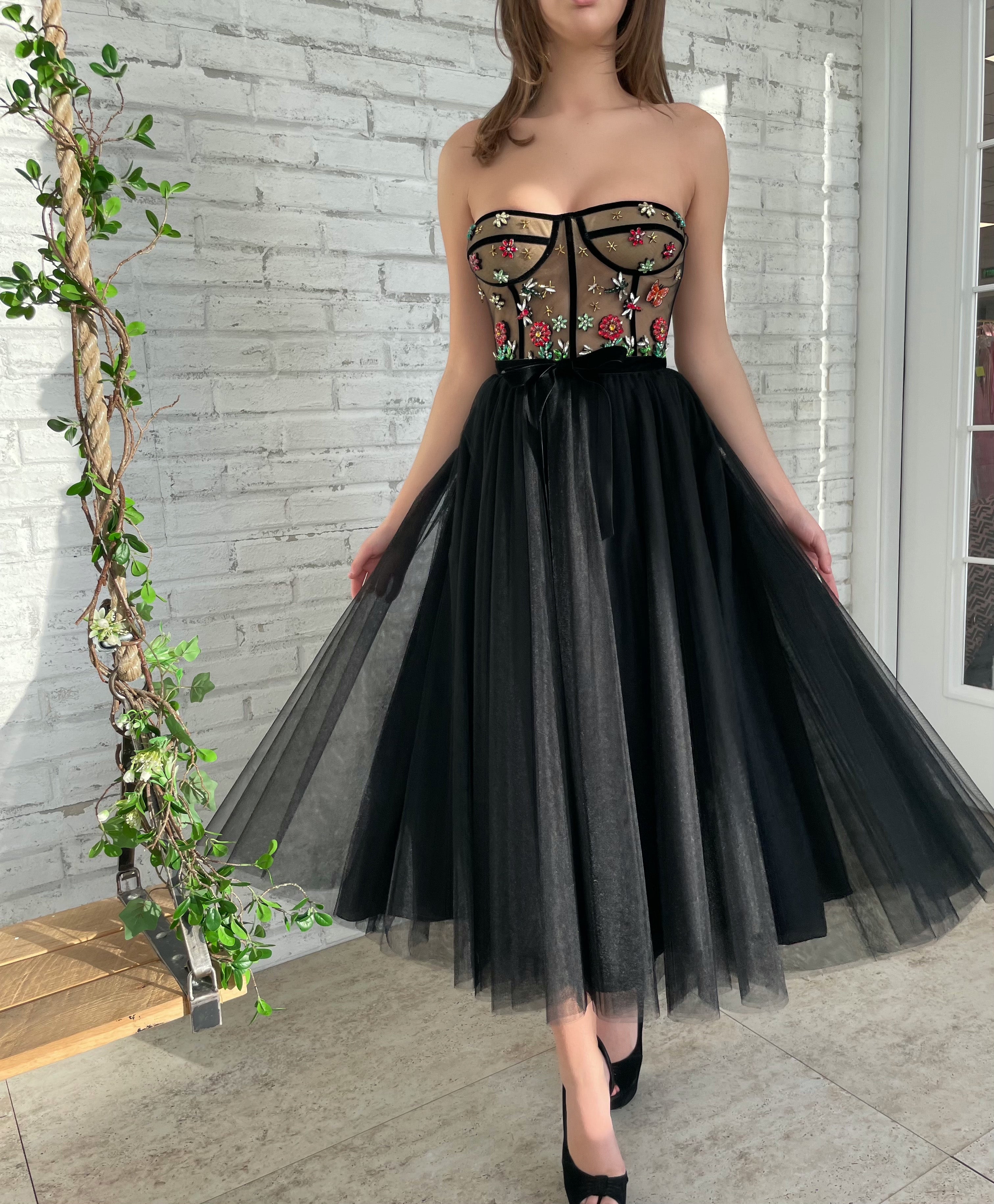 Black midi dress with no sleeves and embroidery