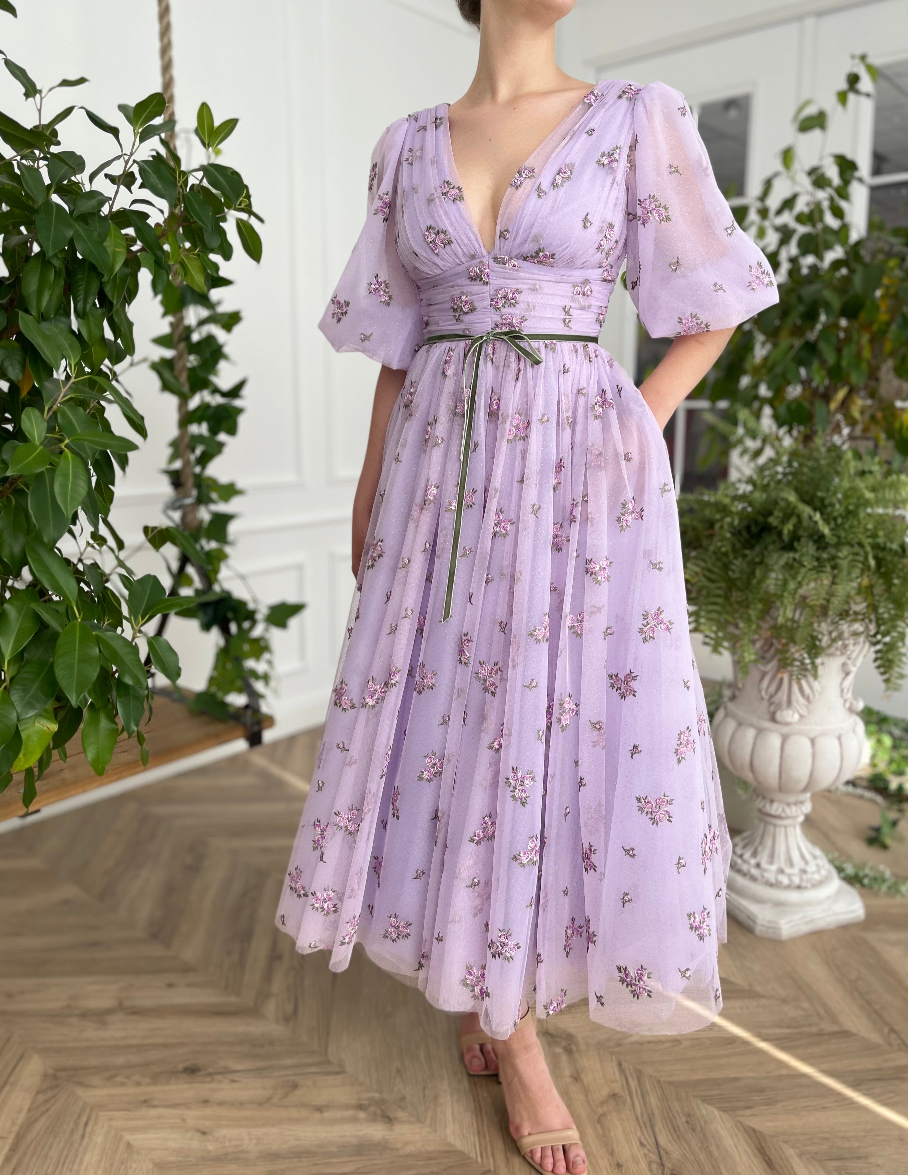 Purple midi dress with v-neck and short sleeves
