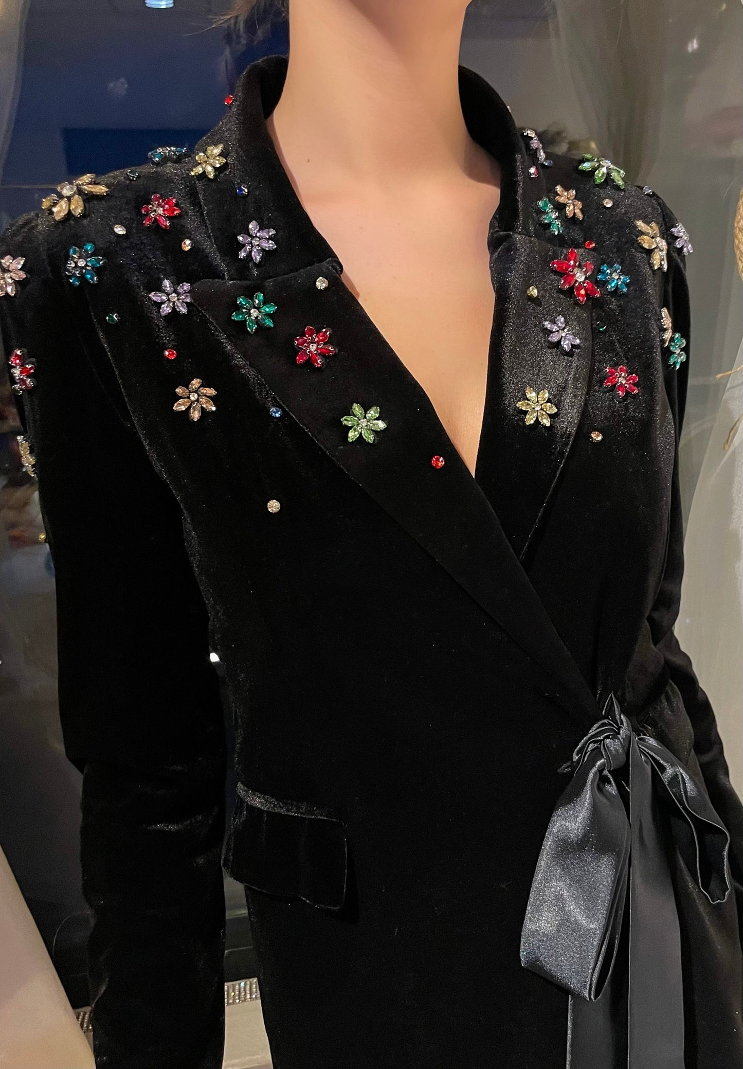 Black jacket with long sleeves and embroidery