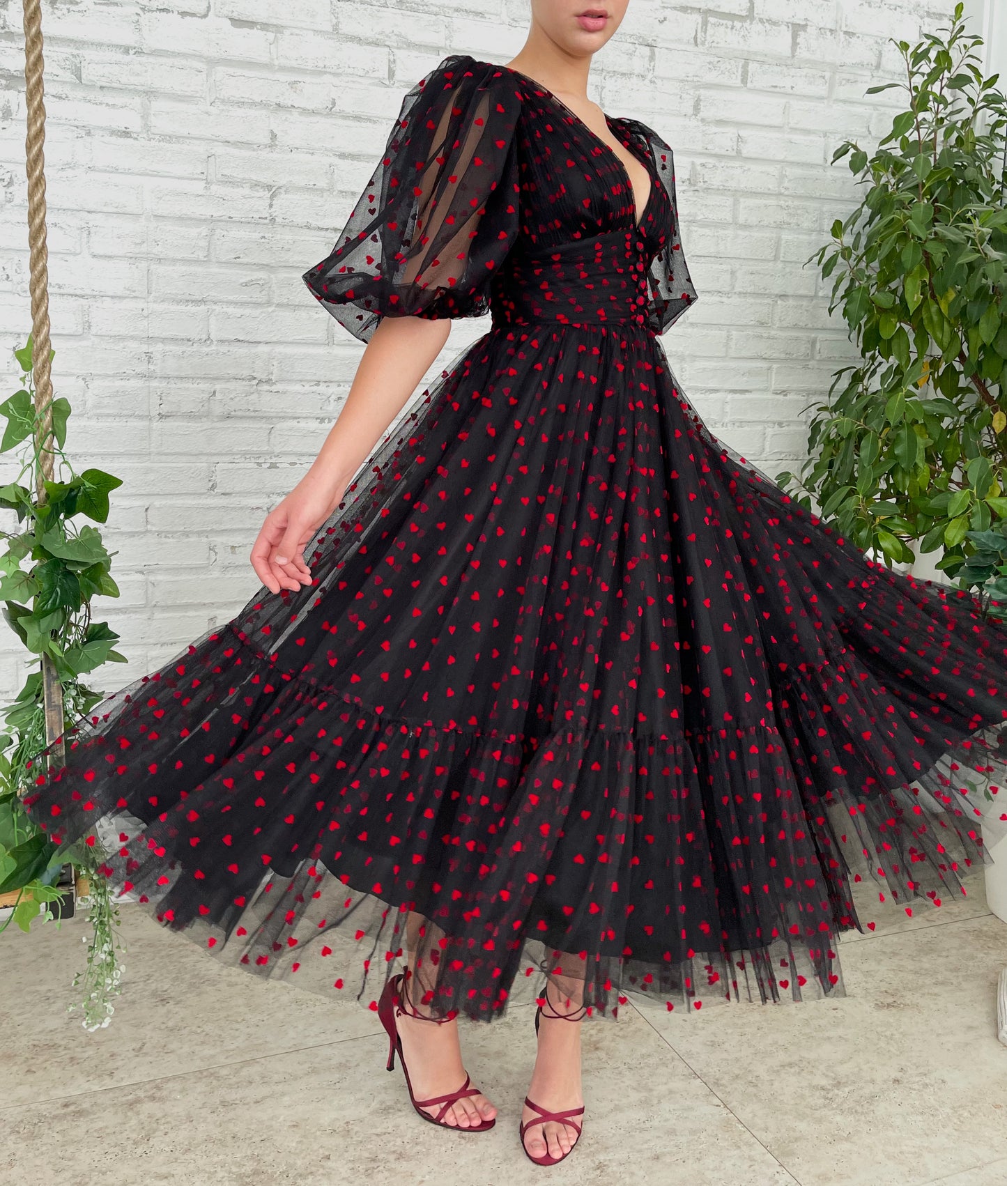 Black midi dress with v-neck, short sleeves and hearty fabric