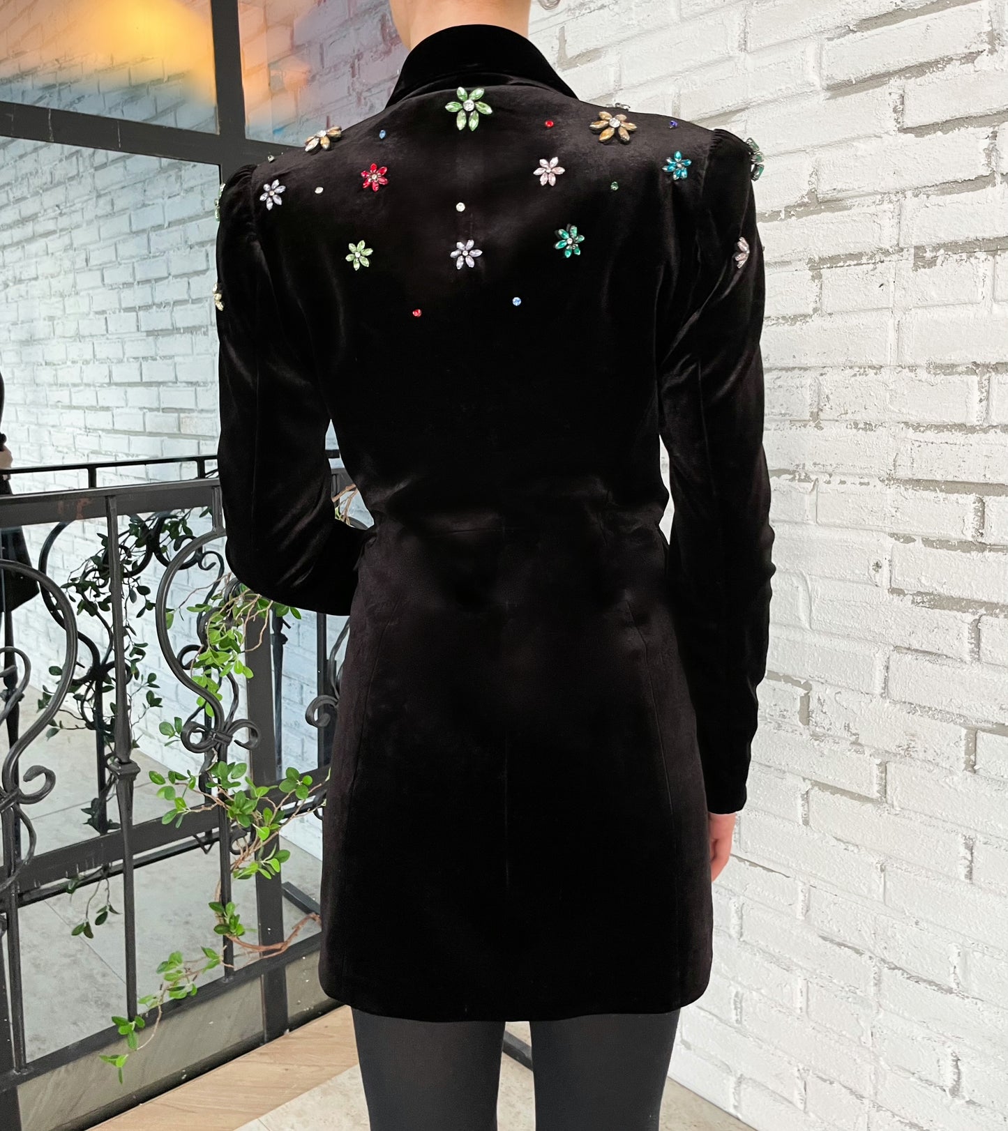 Black jacket with long sleeves and embroidery