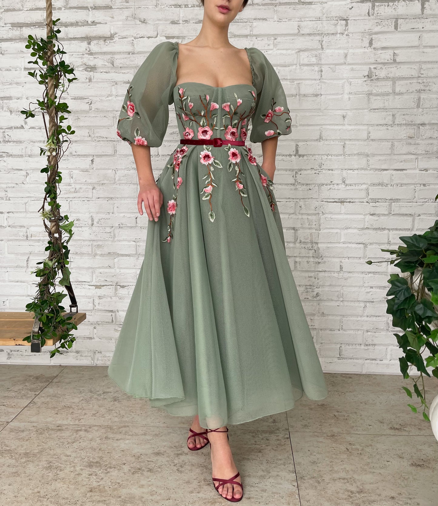 Green midi dress with short sleeves, belt and embroidery
