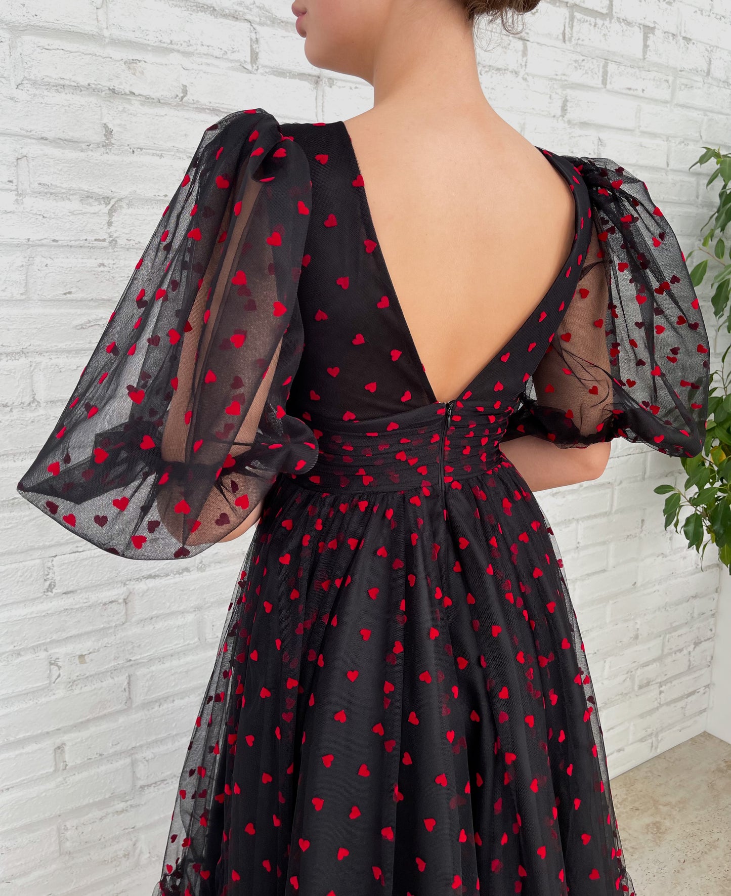 Black midi dress with v-neck, short sleeves and hearty fabric