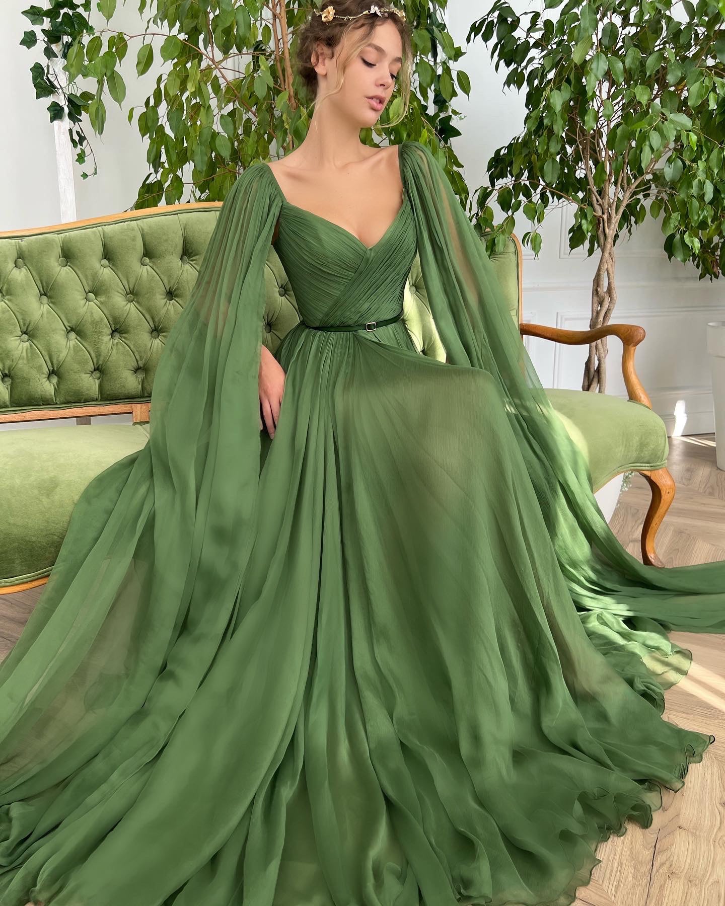 Green A-Line dress with v-neck, belt and cape sleeves 