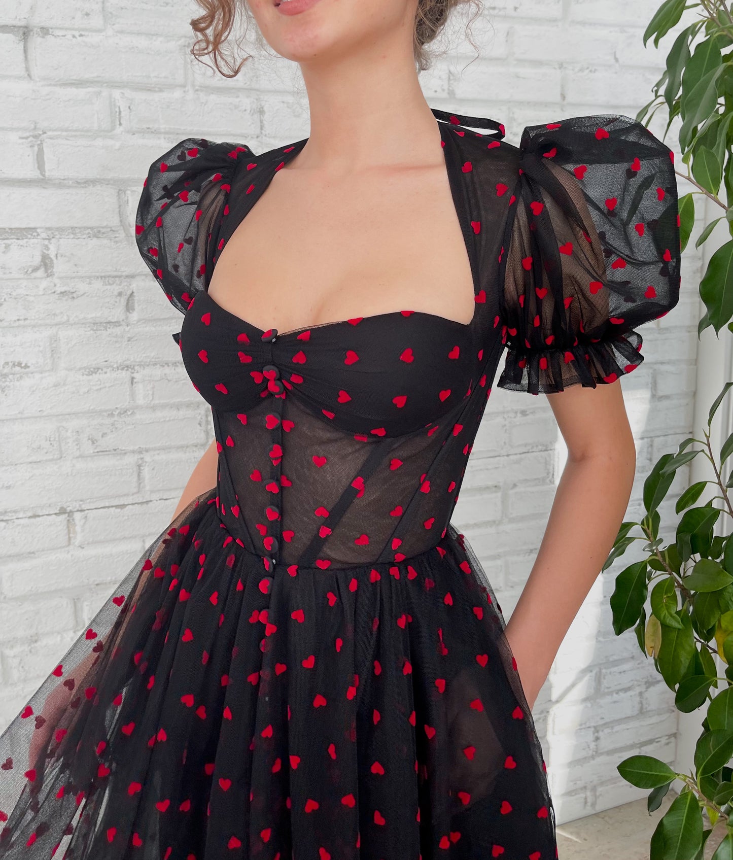 Black midi dress with short sleeves and hearty fabric