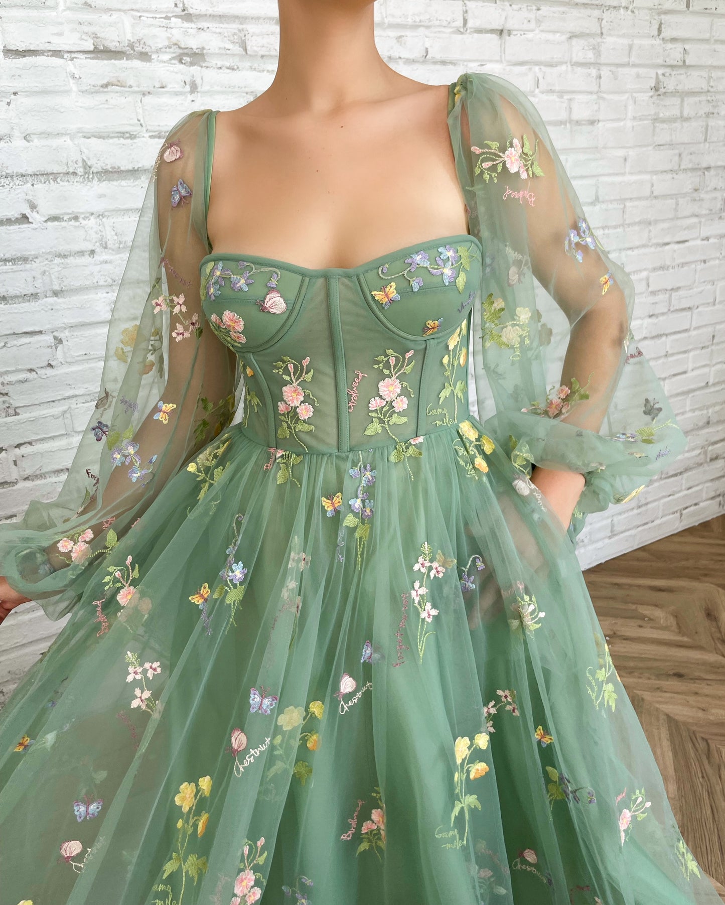 Green midi dress with long sleeves and flowers