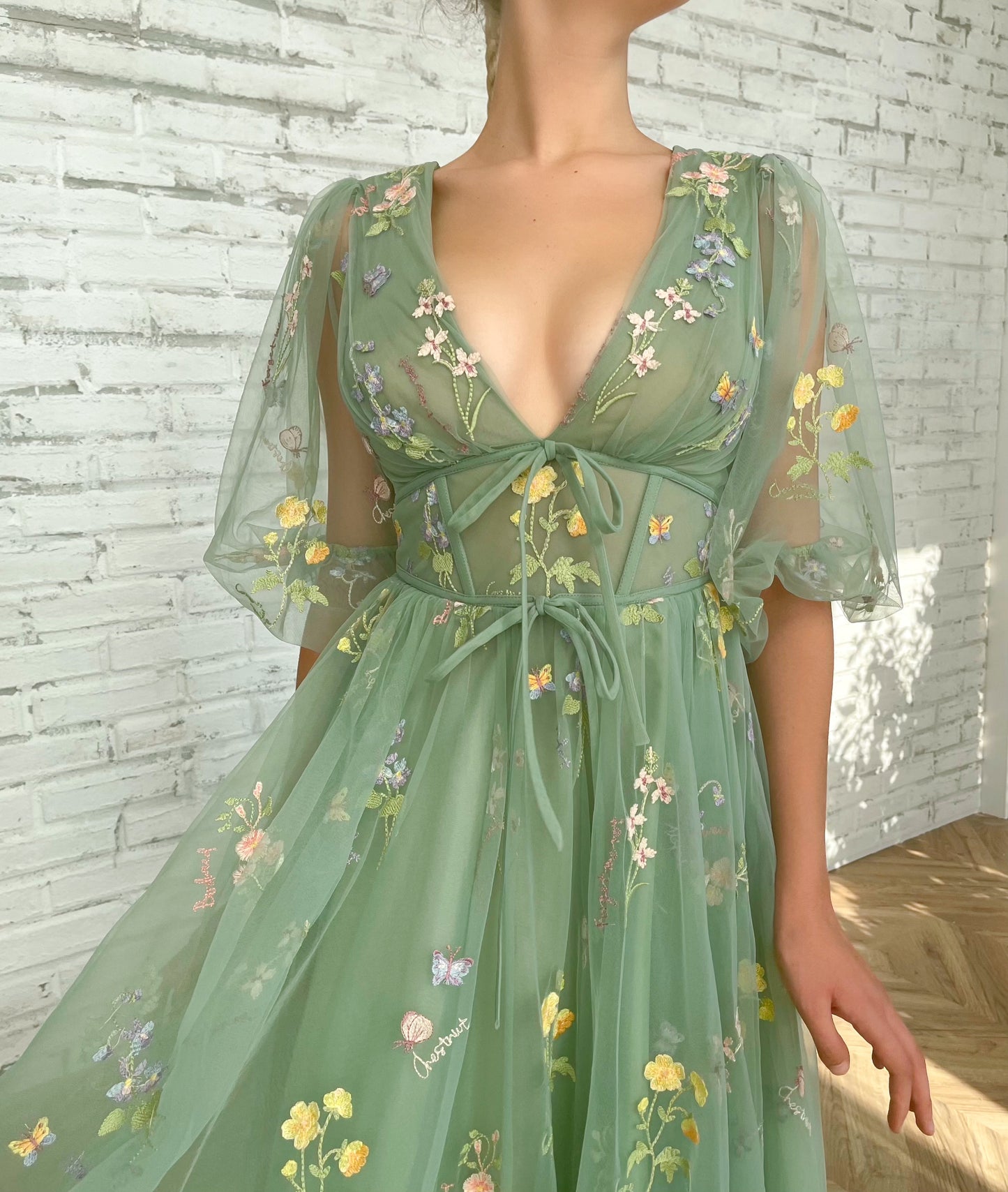 Green midi dress with short sleeves, flowers and v-neck