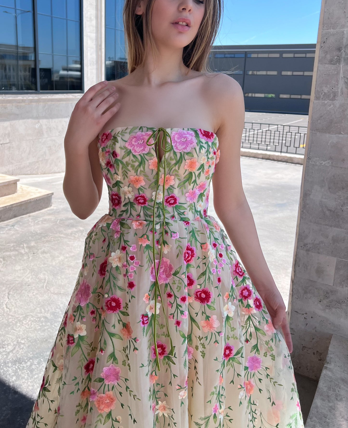 Beige midi dress with no sleeves, embroidery and flowers