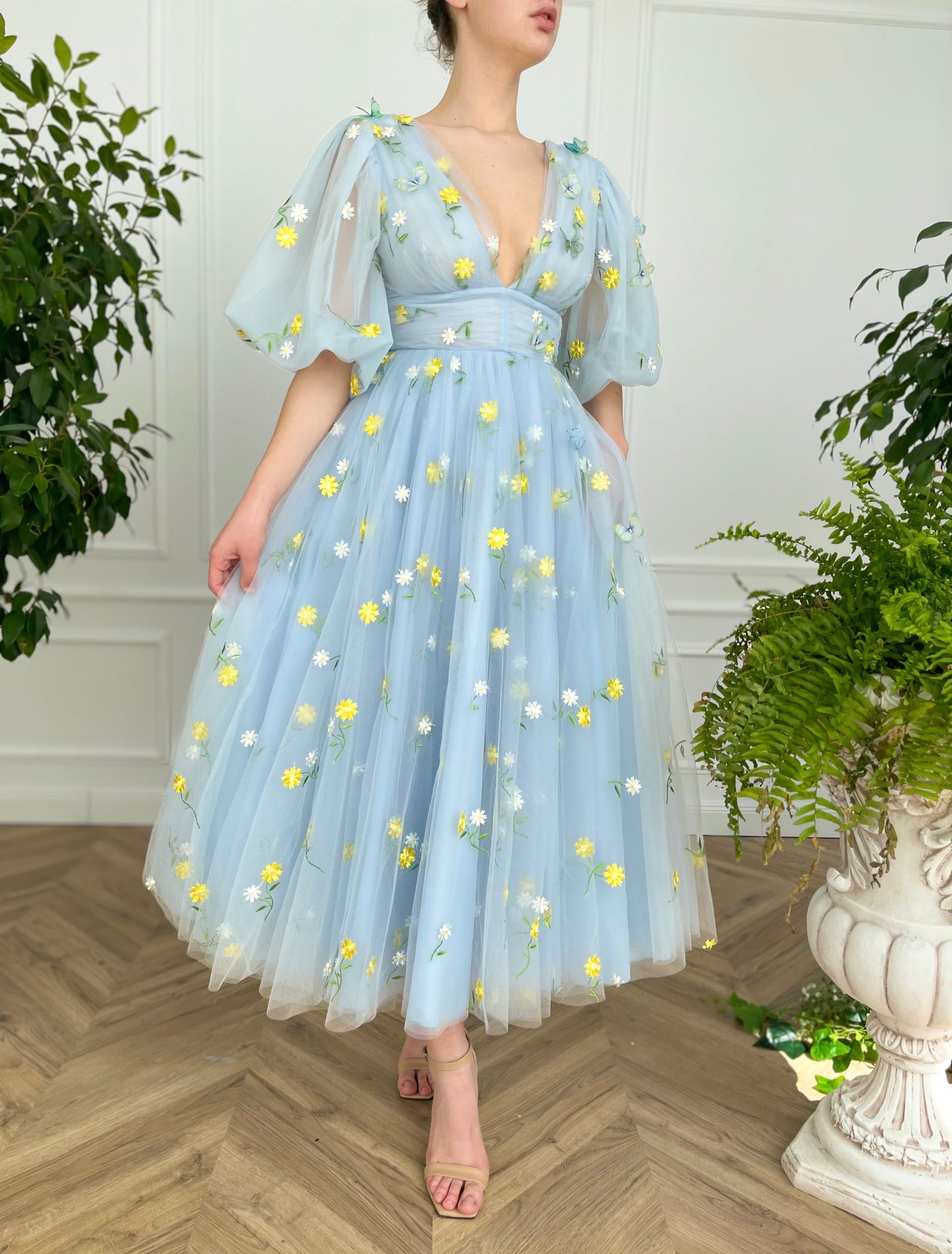 Blue midi dress with v-neck and short sleeves