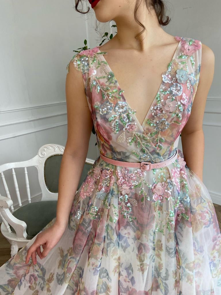 Colorful A-Line dress with no sleeves, v-neck, embroidery and belt