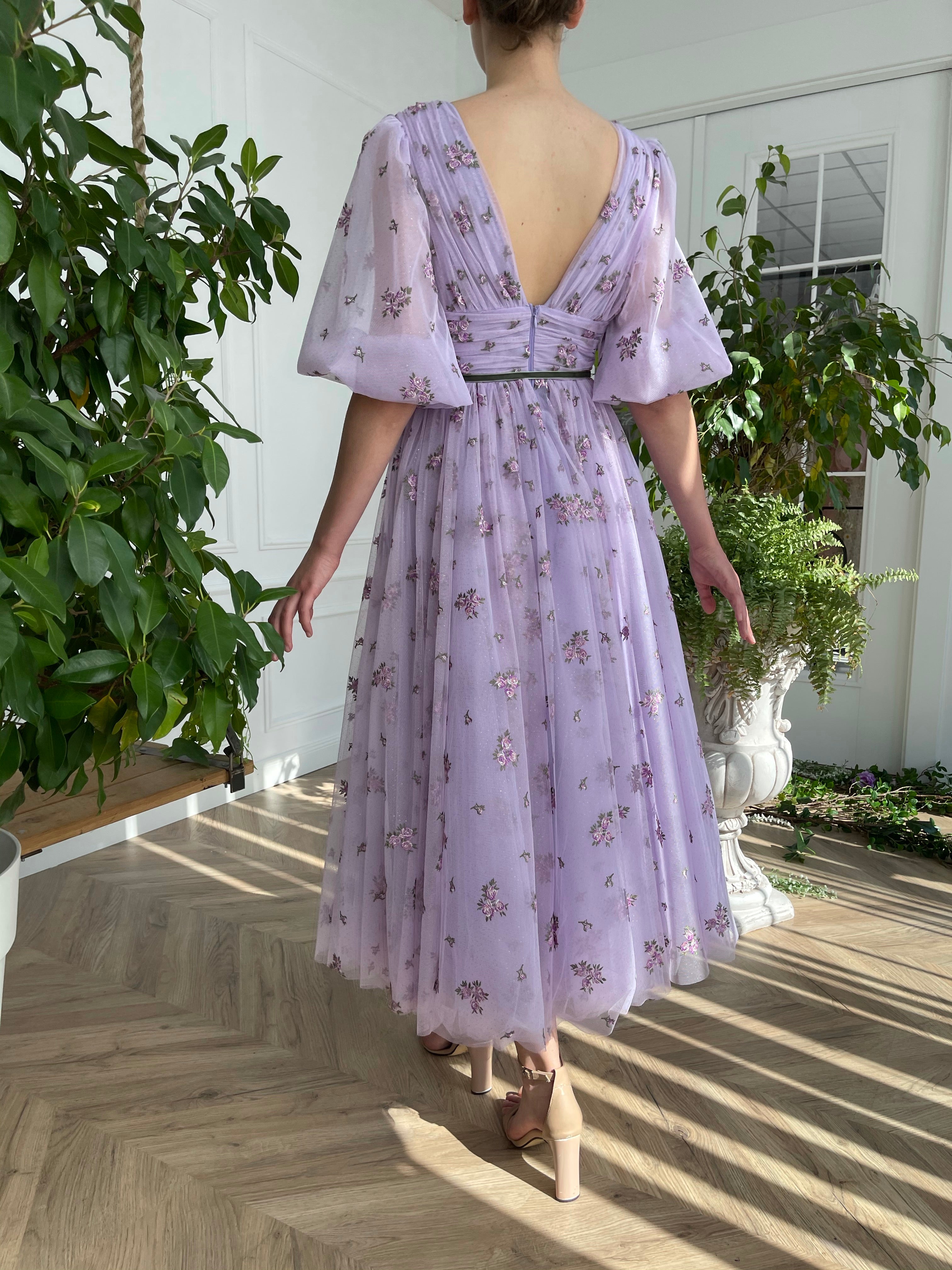 Purple midi dress with v-neck and short sleeves