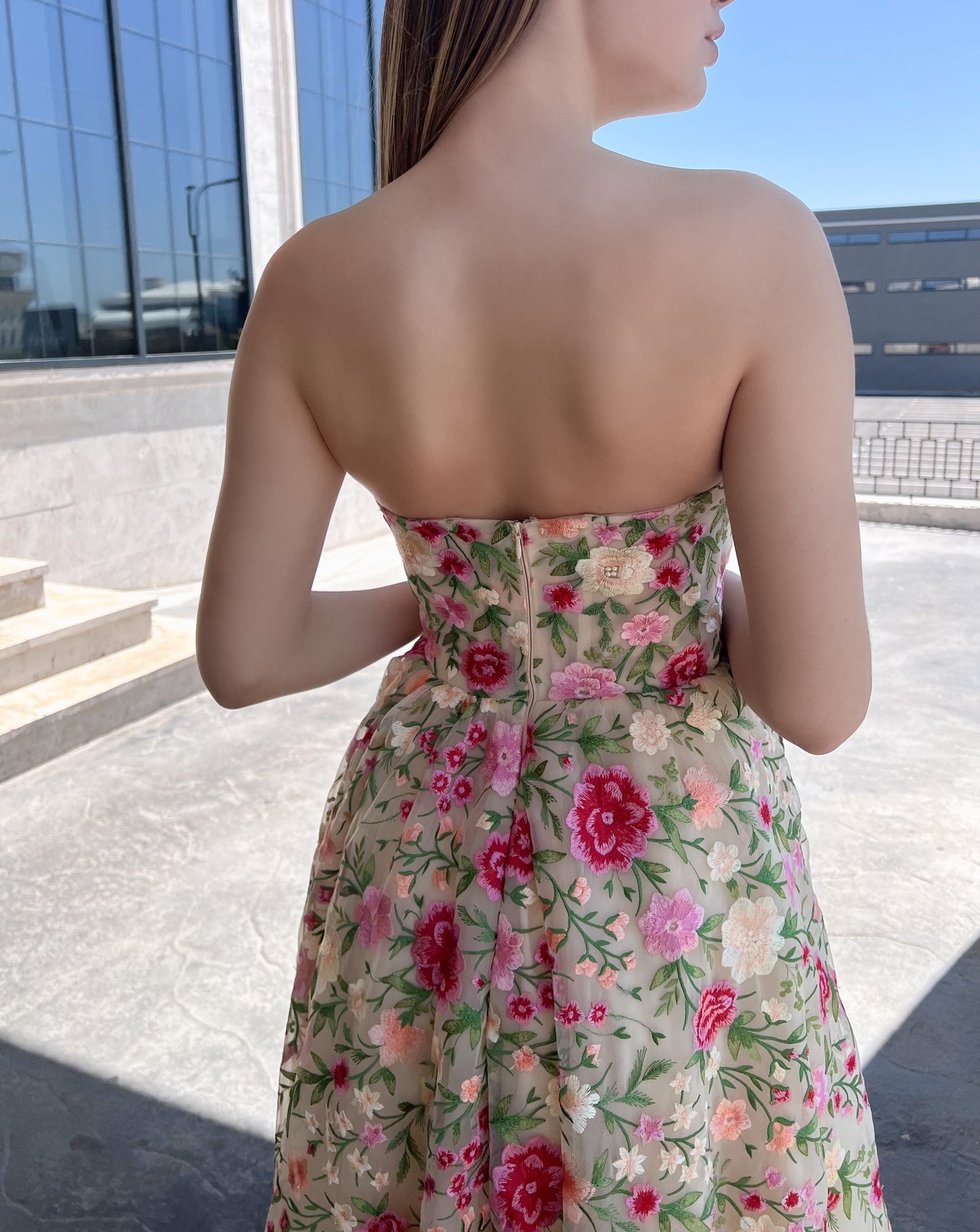 Beige midi dress with no sleeves, embroidery and flowers