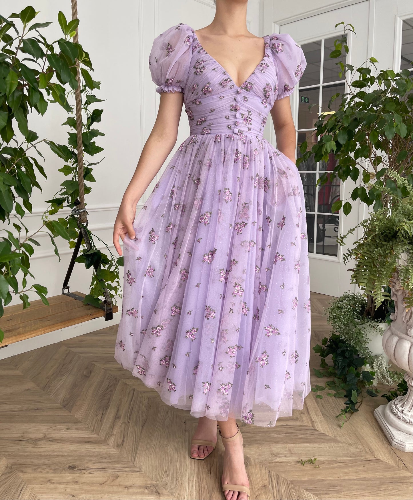 Purple midi dress with v-neck and short sleeves