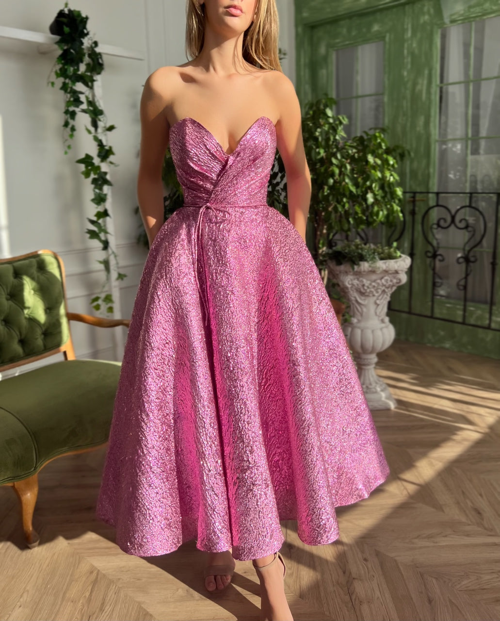 Pink mini dress with no sleeves and taffeta brocade fabric
