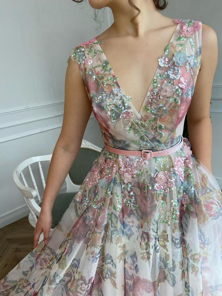 Colorful A-Line dress with no sleeves, v-neck, embroidery and belt