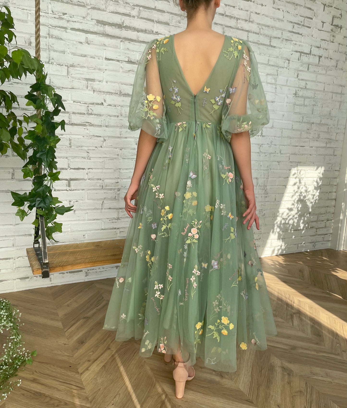 Green midi dress with short sleeves, flowers and v-neck